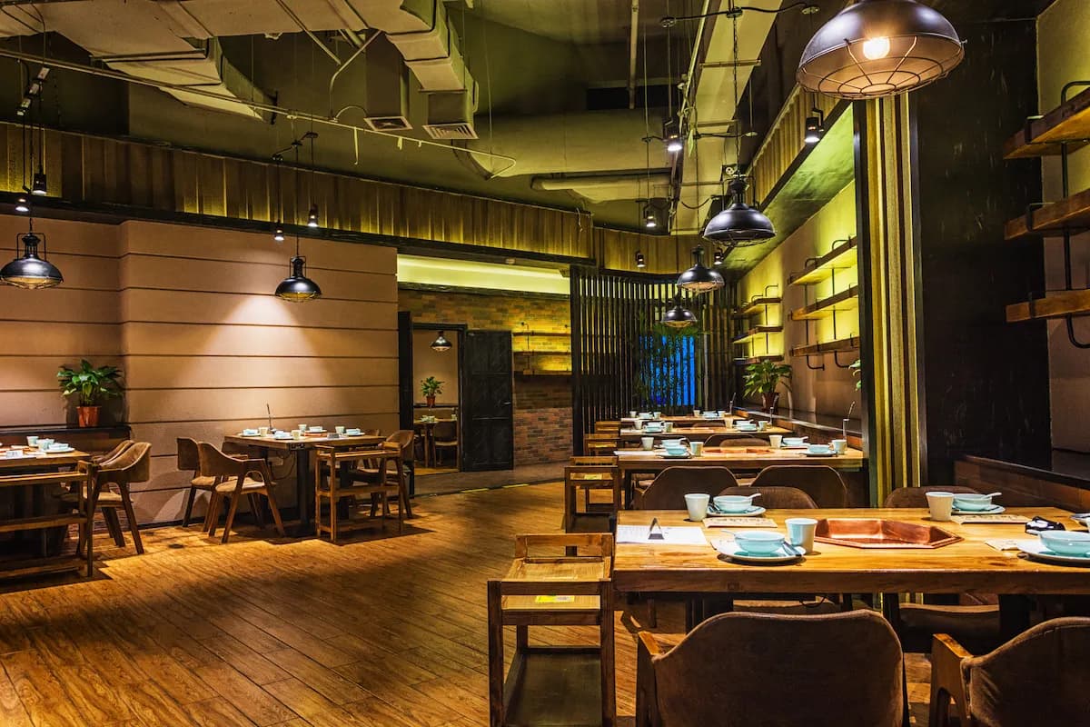 Salle de restaurant aménagée, contexte ERP avec contraintes d’accueil du public.