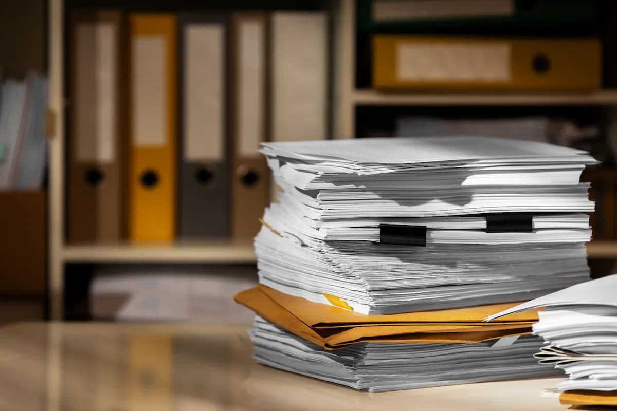 Dossiers administratifs et pièces réglementaires préparés pour une demande d’autorisation de travaux.