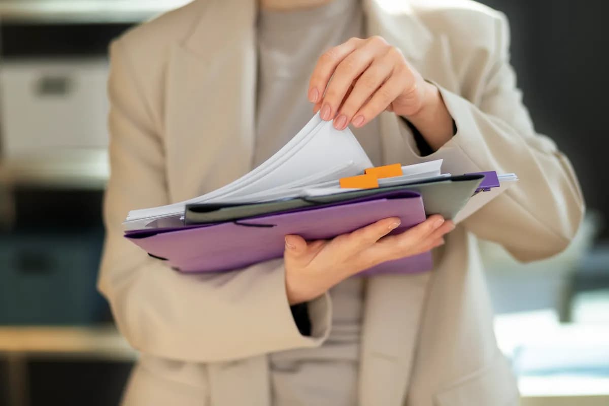 Formulaires administratifs et pièces CERFA organisés pour un dossier de dépôt.